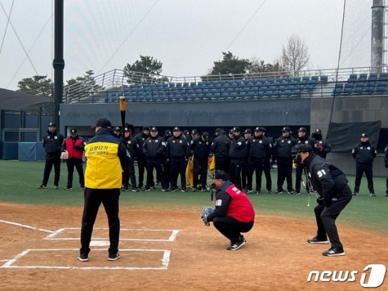 ABS 시스템에 적응 훈련을 하고 있는 KBO 심판들. /사진=뉴스1