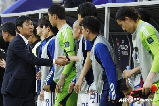 선수들을 격려하는 모리야스 하지메(맨 왼쪽) 일본 축구대표팀 감독. /AFPBBNews=뉴스1