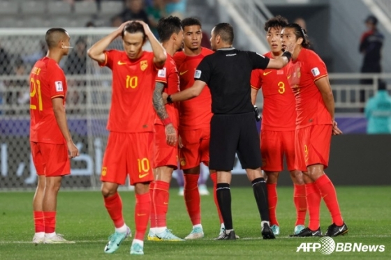 지난 13일 타지키스탄전에서 안 풀리는 경기에 답답해 하는 중국 축구 대표팀. 중국은 타지키스탄과 첫 경기에서 0-0으로 비겼다. /AFPBBNews=뉴스1