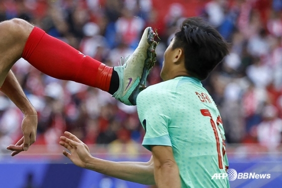 다이웨이춘이 17일(한국시간) 카타르 도하의 알투마마 스타디움에서 열린 아시아축구연맹(AFC) 아시안컵 조별리그 A조 2차전에서 레바논 선수에게 가격당하고 있다. /AFPBBNews=뉴스1