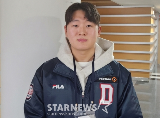 두산 투수 김택연이 2024 KBO 신인 오리엔테이션에서 인터뷰 후 카메라 앞에서 미소를 짓고 있다. /사진=안호근 기자