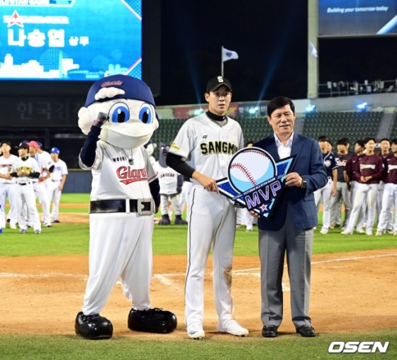 나승엽(가운데)이 상무 시절인 지난 2022년 KBO 퓨처스 올스타전에서 MVP를 수상한 뒤 허구연 KBO 총재(오른쪽)와 포즈를 취하고 있다.