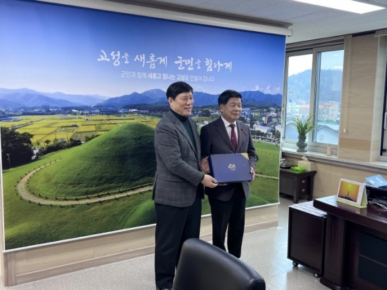 허구연 KBO 총재가 18일 이상근 고성군수를 만나 기념촬영을 하고 있다./사진=KBO