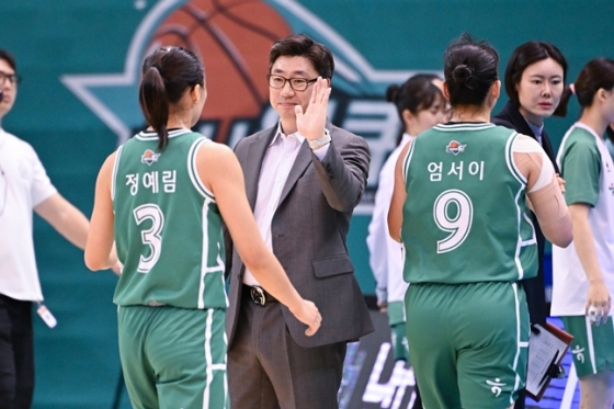 선수들을 독려하는 김도완(가운데) 감독. /사진=WKBL