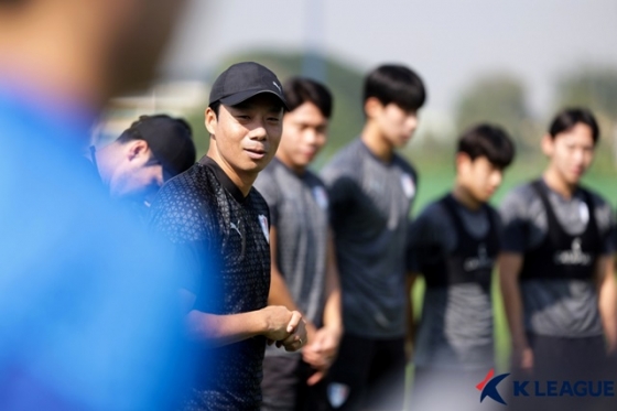 전지훈련에서 염기훈 수원 감독이 선수들과 얘기를 나누고 있다. /사진=한국프로축구연맹 제공