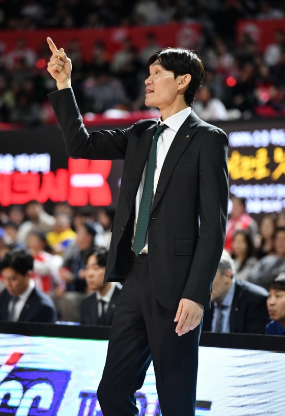 김주성 DB 감독이 경기 중 작전 지시를 하고 있다. /사진=KBL 제공