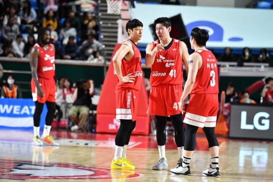 서울 SK 선수들이 경기 중 진지하게 이야기를 나누고 있다. /사진=KBL 제공