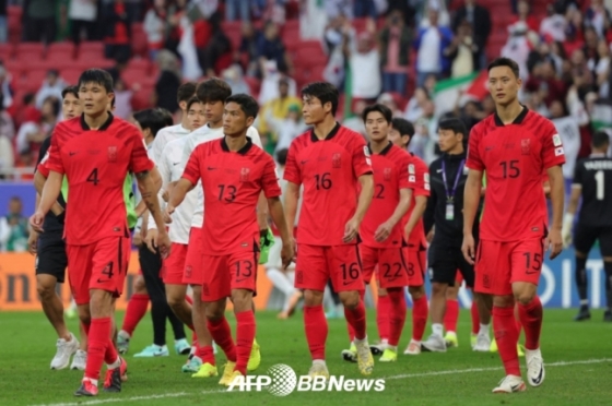 경기 후 아쉬운 표정으로 경기장을 빠져나오는 한국 선수들. /AFPBBNews=뉴스1