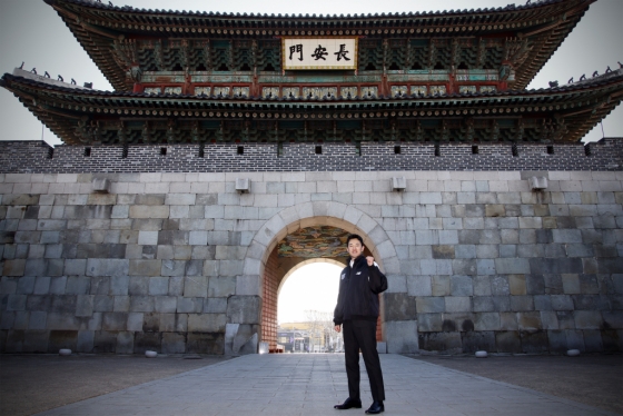 수원 장안문 앞에서기념 촬영을 하고 있는고영표. /사진=KT 위즈 제공