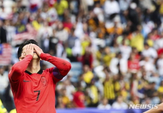 손흥민이 25일(한국시간) 카타르 알와크라 알자누브 스타디움에서 열린 2023 AFC 카타르 아시안컵 E조 조별예선 3차전 대한민국 대 말레이시아의 경기에서 슈팅이 실패하자 아쉬워하고 있다. /사진=뉴시스