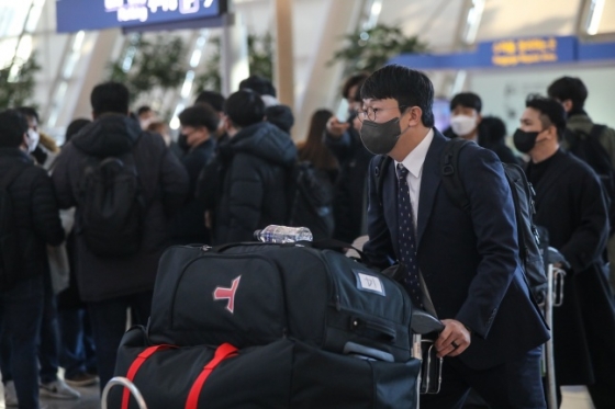 지난해 스프링캠프 출국을 위해 인천공항에 도착한 KIA 선수단. 선수는 양현종. /사진=KIA 타이거즈