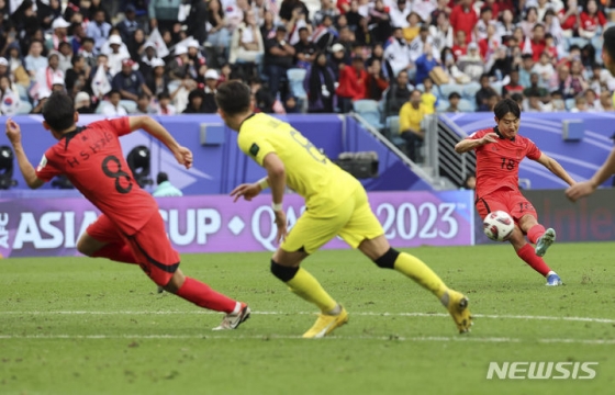 이강인은 AFC가 26일(한국시간) 선정한 2023 아시안컵 조별리그 1차전 베스트11으로 뽑혔다. 뿐만 아니라 AFP가 뽑은 아시안컵 조별리그를 빛낸 5명에도 이름을 올렸다. 조별리그에서 총 3골을 넣은 이강인은 클린스만호 핵심으로 자리 잡았다. 사진은 조별리그 3차전 말레이시아전에서 슈팅하는 이강인의 모습. /사진=뉴시스