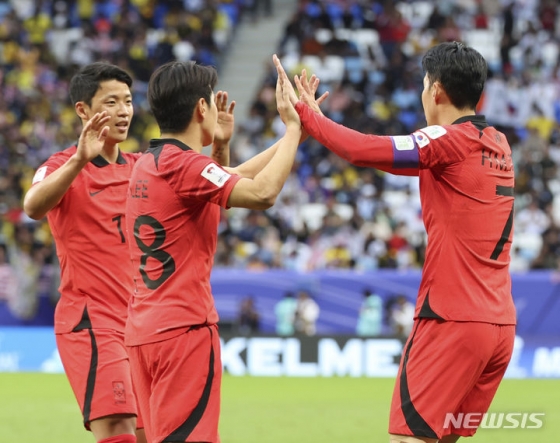 이강인은 AFC가 26일(한국시간) 선정한 2023 아시안컵 조별리그 1차전 베스트11으로 뽑혔다. 뿐만 아니라 AFP가 뽑은 아시안컵 조별리그를 빛낸 5명에도 이름을 올렸다. 조별리그에서 총 3골을 넣은 이강인은 클린스만호 핵심으로 자리 잡았다. 사진은 이강인(가운데) 손흥민과 하이파이브하는 모습. /사진=뉴시스