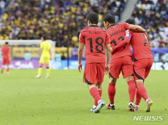 이강인은 AFC가 26일(한국시간) 선정한 2023 아시안컵 조별리그 1차전 베스트11으로 뽑혔다. 뿐만 아니라 AFP가 뽑은 아시안컵 조별리그를 빛낸 5명에도 이름을 올렸다. 조별리그에서 총 3골을 넣은 이강인은 클린스만호 핵심으로 자리 잡았다. 사진은 (왼쪽부터) 이강인, 황희찬, 손흥민. /사진=뉴시스