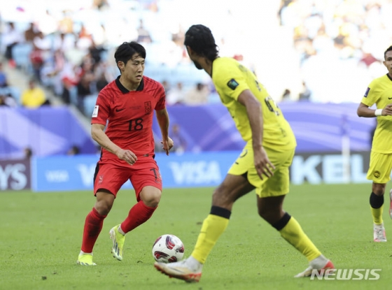 이강인은 AFC가 26일(한국시간) 선정한 2023 아시안컵 조별리그 1차전 베스트11으로 뽑혔다. 뿐만 아니라 AFP가 뽑은 아시안컵 조별리그를 빛낸 5명에도 이름을 올렸다. 조별리그에서 총 3골을 넣은 이강인은 클린스만호 핵심으로 자리 잡았다. 사진은 이강인이 3차전 말레이시아전에서 볼을 잡은 모습. /사진=뉴시스