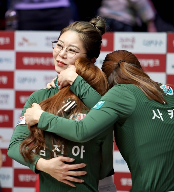 하나카드 김가영(왼쪽부터)이 27일 '웰컴저축은행 PBA 팀리그 2023~2024 포스트시즌' 파이널 우승을 거둔 뒤 김진아를 꼭 안아주고 있다. /사진=PBA 투어