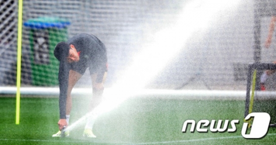 스프링클러로 장난치는 손흥민. /사진=뉴스1 제공