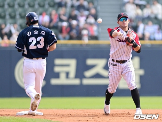 지난해 유격수로 나온 김민성(오른쪽). 