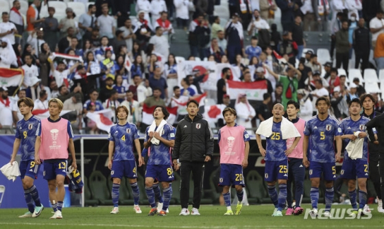 일본 축구대표팀이 지난 9일(한국시간) 카타르 알라이얀의 에듀케이션 시티 스타디움에서 열린 2023 AFC 아시안컵 D조 조별예선 2차전에서 이라크에 1-2로 패한 뒤 아쉬워하고 있다. /사진=뉴시스