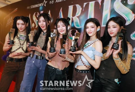 걸그룹 뉴진스가 14일 필리핀 아레나에서 열린 '2023 아시아 아티스트 어워즈 인 필리핀'(2023 Asia Artist Awards IN THE PHILIPPINES, 이하 '2023 AAA')에서 AAA 핫트렌드, 아시아 셀러브리티, 페뷸러스, 베스트 초이스, 올해의 가수, 올해의 노래상을 수상한 뒤 포즈를 취하고 있다.  '2023 AAA'는 스타뉴스가 주최하고 Asia Artist Awards 조직위원회, TONZ 엔터테인먼트, PULP Live World가 공동 주관한다. 그룹 아이브(IVE) 장원영, 가수 강다니엘, 그룹 제로베이스원 성한빈이 MC를 맡았다. 2023.12.14 /사진=이동훈