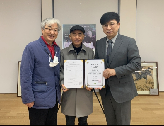 배영표 회장(사진 맨 왼쪽부터), 서평원 대표이사, 구수환 이사장./사진제공=이태석재단