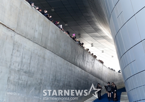 뉴진스 '팬들과 눈맞춤 인사'[★포토]