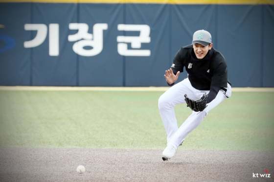 고영표가 기장에 차린 2024 스프링캠프에서 훈련에 임하고 있다. /사진=KT 위즈 제공 