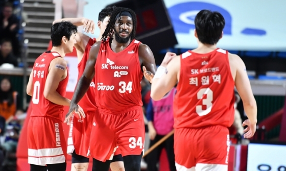 서울 SK 센터 자밀 워니(가운데). /사진=KBL 제공