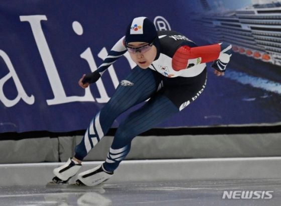 김민선이 4일(한국시간) 캐나다 퀘백 상트르 데 글라스에서 열린 2023~2024 국제빙상경기연맹(ISU) 스피드스케이팅 월드컵 여자 500m 1차 레이스에서 역주를 펼치고 있다. /사진=뉴시스