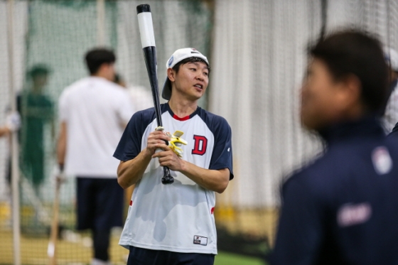 정수빈이 6일 호주 시드니 블랙타운 인터내셔널 베이스볼파크 실내훈련장에서 웃는 얼굴로 타격 훈련을 하고 있다. /사진=두산 베어스