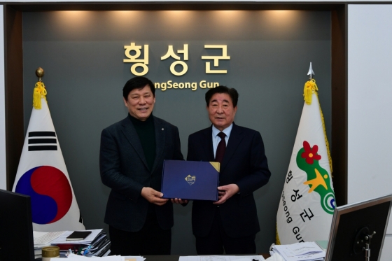 허구연(왼쪽) KBO 총재와 김명기 횡성군수. /사진=KBO 제공