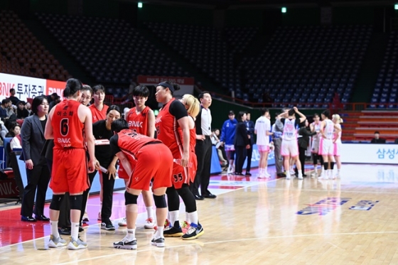 BNK(왼쪽)와 삼성생명 선수단이 작전타임을 가지고 있다. /사진=WKBL 