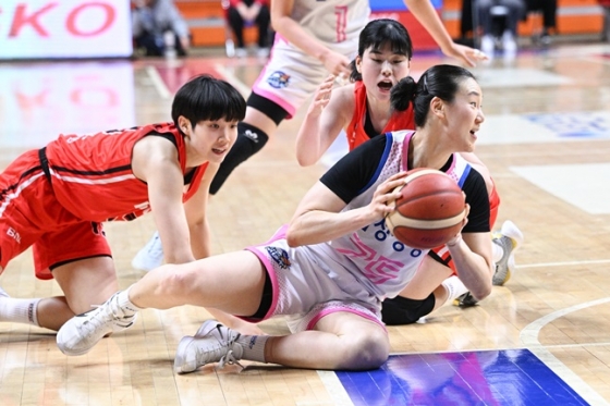 삼성생명 배혜윤(오른쪽)과 BNK 김정은이 볼 경합을 펼치고 있다. /사진=WKBL 