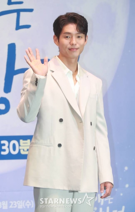 배우 하준이 23일 오후 서울 구로구 신도림 라마다호텔에서 진행된 JTBC 수목드라마 '이 연애는 불가항력' 제작발표회에 참석해 포즈를 취하고 있다.  3백여 년 전 철저히 봉인되었던 금서를 얻게 된 말단 공무원 이홍조와 그 금서의 희생양이 된 변호사 장신유의 불가항력적 로맨스 '이 연애는 불가항력'은 오늘(23일) 첫 방송된다. /2023.08.23 /사진=이동훈