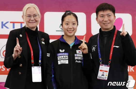 15일 오후 부산 해운대구 벡스코에서 열린 'BNK부산은행 2024 부산세계탁구선수권대회' 공식 기자회견에서 페트라 쇠링 국제탁구연맹(ITTF) 회장(왼쪽부터), 탁구 국가대표 신유빈, 유승민 2024 부산세계탁구선수권대회 조직위원회 공동위원장이 기념 촬영을 하고 있다. /사진=뉴스1