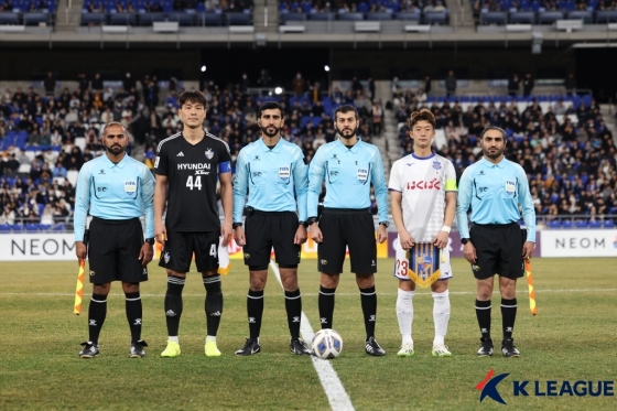 경기 전 심판진과 양팀 주장의 모습. /사진=한국프로축구연맹