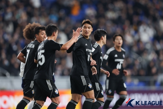 골을 넣고 기뻐하는 주민규(가운데)와 울산 HD 선수들. /사진=한국프로축구연맹