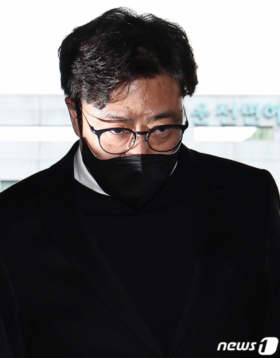 (서울=뉴스1) 김진환 기자 = 업무방해, 전자기록 등 손괴, 사기 및 업무상 배임 등의 혐의를 받는 안성일 더기버스 대표가 24일 오후 피의자 조사를 받기 위해 서울 강남경찰서에 출석하고 있다.   걸그룹 ‘피프티 피프티(FIFTY FIFTY)’의 소속사 어트랙트는 지난 6월 더기버스가 업무 인수인계를 지체하고 업무용 메일 계정을 돌려주는 과정에서 메일을 모두 삭제하는 등 프로젝트 자료를 없앴다며 안 대표 등을 고소했다. 2023.10.24/뉴스1  Copyright (C) 뉴스1. All rights reserved. 무단 전재 및 재배포,  AI학습 이용 금지.