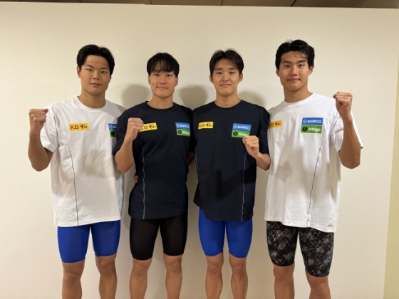 16일 2024 국제수영연맹(FINA) 세계수영선수권 남자 계영 800m 예선을 통과한 이호준(왼쪽부터), 이유연, 김우민, 황선우가 파이팅 포즈를 취하고 있다. /사진=대한수영연맹