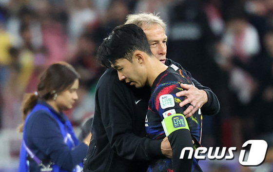 위르겐 클린스만 전 대한민국 국가대표팀 감독이 7일 요르단과 아시안컵 4강 경기 후 손흥민을 안아주고 있다. /사진제공=뉴스1