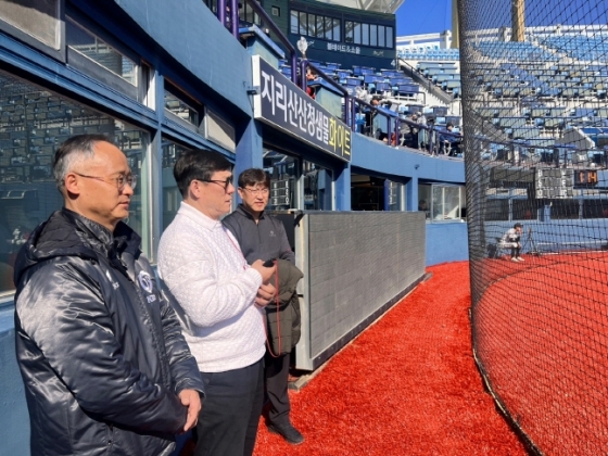  허구연 KBO 총재가 현장을 찾아 진행 상황을 체크하고 있다. /사진=KBO