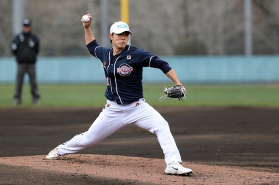 두산 최원준이 24일 일본 미야자키 이키메 구장에서 열린 일본프로야구(NPB) 소프트뱅크 호크스 2군과 연습경기에서 선발 투수로 등판해 투구를 하고 있다. /사진=두산 베어스