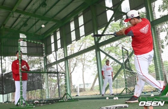 SSG 김규민(오른쪽)이 26일 대만 자이현 달링 향에 위치한 난화대학야구장에서 프리 배팅을 하고 있다.