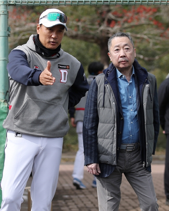 두산 베어스 이승엽 감독(왼쪽)이 28일 일본 미야자키 스프링캠프 현장을 방문한 박정원 구단주에게 현장을 소개하고 있다. /사진=두산 베어스