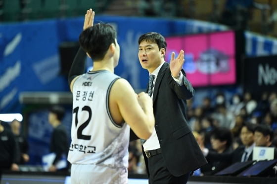 문정현(왼쪽)과 송영진 감독이 하이파이브하는 모습. /사진=KBL 제공