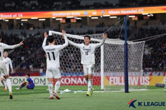 주민규(오른쪽)가 득점 후 엄원상에게 웃으며 다가가고 있다. /사진제공=한국프로축구연맹