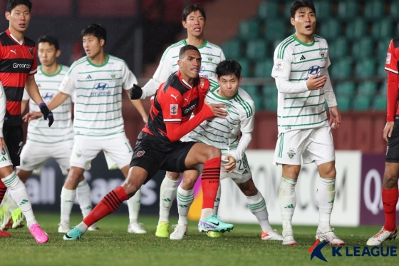 조르지(가운데)가 맹성웅과 경합하고 있다. /사진제공=한국프로축구연맹