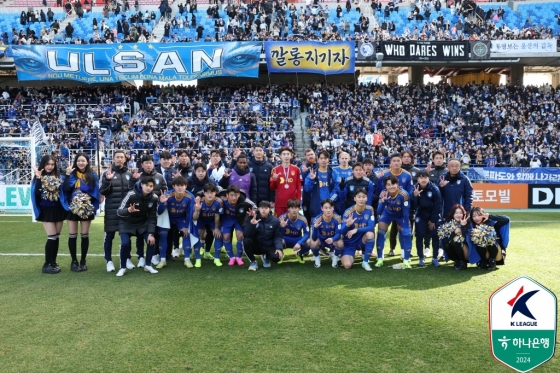 경기 후 승리 기념사진을 찍은 울산 선수들. /사진제공=한국프로축구연맹