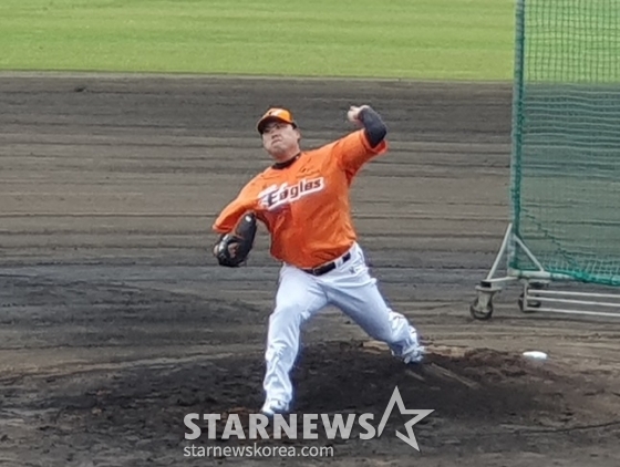 한화 류현진이 2일 오전 스프링캠프지인 일본 오키나와현 고친다 구장에서 타자를 타석에 세워놓고 진행하는 라이브 피칭을 실시했다. /사진=양정웅 기자 