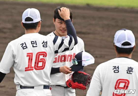 롯데 김민성(맨 왼쪽)과 정훈(맨 오른쪽)이 신인 이선우에게 칭찬을 전하고 있다. 